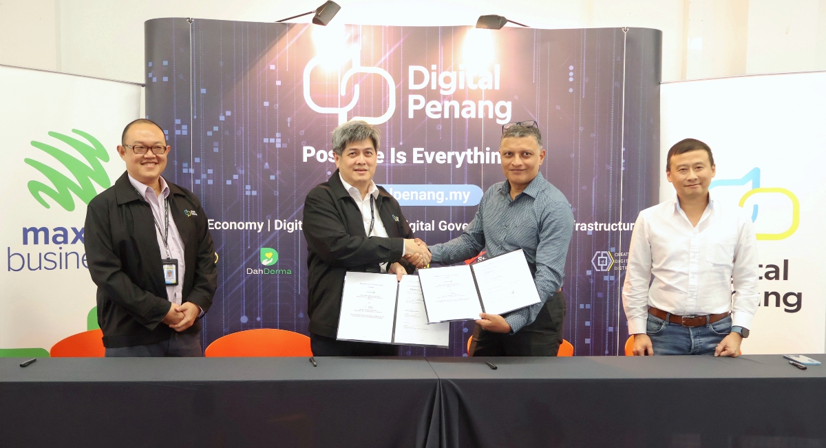 Ng Kwang Ming, CEO of Digital Penang (2nd from left) and Prateek Pashine, Maxis chief enterprise business officer (2nd from right) at the MoU signing ceremony